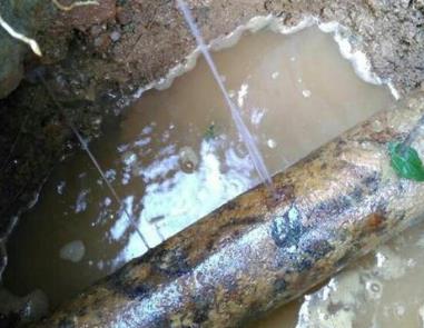 光山楼顶渗水维修公司分享下地暖漏水的原因及检测方法。